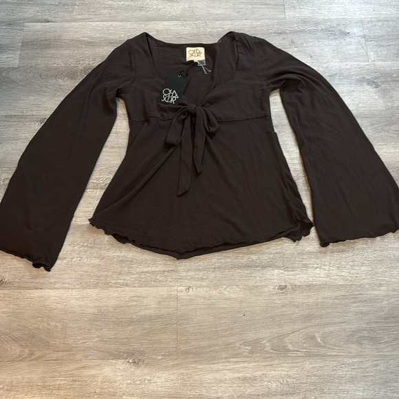 NWT Chaser Womens, Supersoft Gauzy Front Tie Sweetheart Bell Sleeve Top - Picture 3 of 7